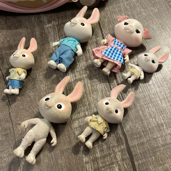 Calico Critter Happy Ice Cream Wagon with Critter Figures - Picture 3 of 5